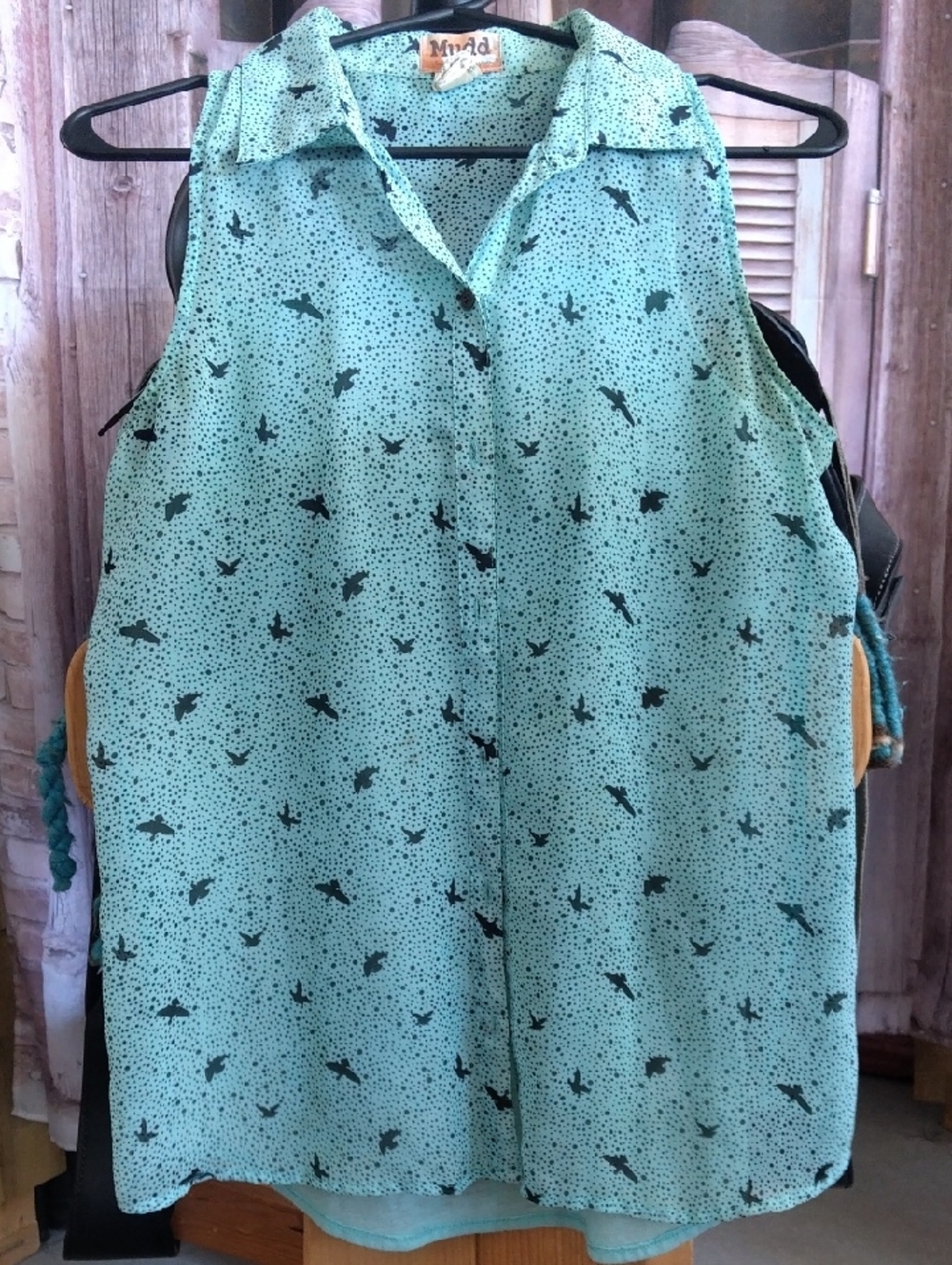 Mudd Mint Green Sleeveless Button-Front Blouse with Bird Print